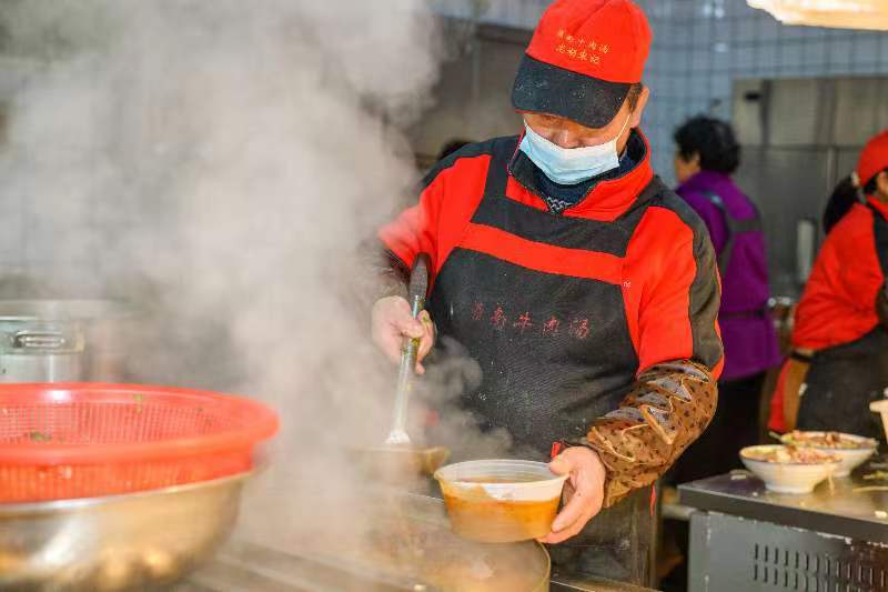 三十年传承老味道!可口可乐《寻味一碗汤》走进淮南——宋记淮南牛肉汤!(图1) 凤台打黑除恶有哪些人_凤台有什么好吃的_怎样卤牛肉有嫩有好吃