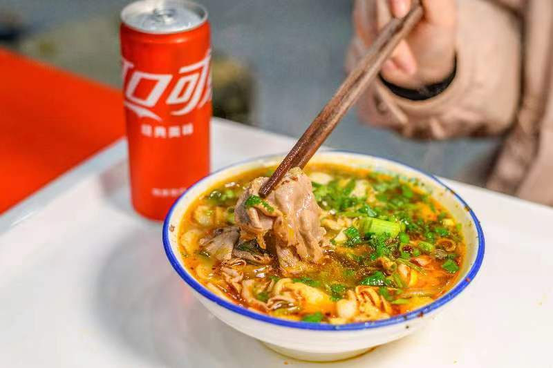 三十年传承老味道!可口可乐《寻味一碗汤》走进淮南——宋记淮南牛肉汤!(图4) 凤台有什么好吃的_怎样卤牛肉有嫩有好吃_凤台打黑除恶有哪些人