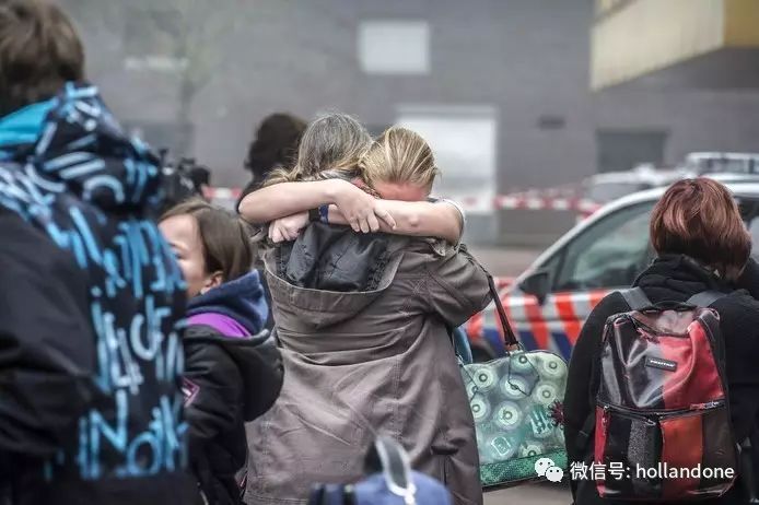 (今夕荷夕)震惊!荷兰中学老师跳楼自杀,部分学生目睹(图2) 凤台中学所有老师名单_凤台精中中学2012年老师跳楼真相_凤台一中老师