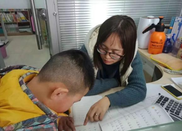 家长群里的“自我介绍”,笑翻广大网友(图1) 职场笑话段子_职场称呼的笑话_笑话职场称呼的句子