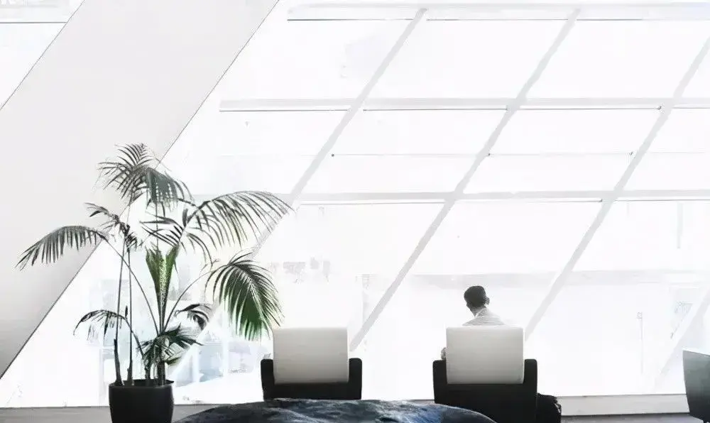 性格内向职场新人_在职场内向的人怎么办_性格内向在职场