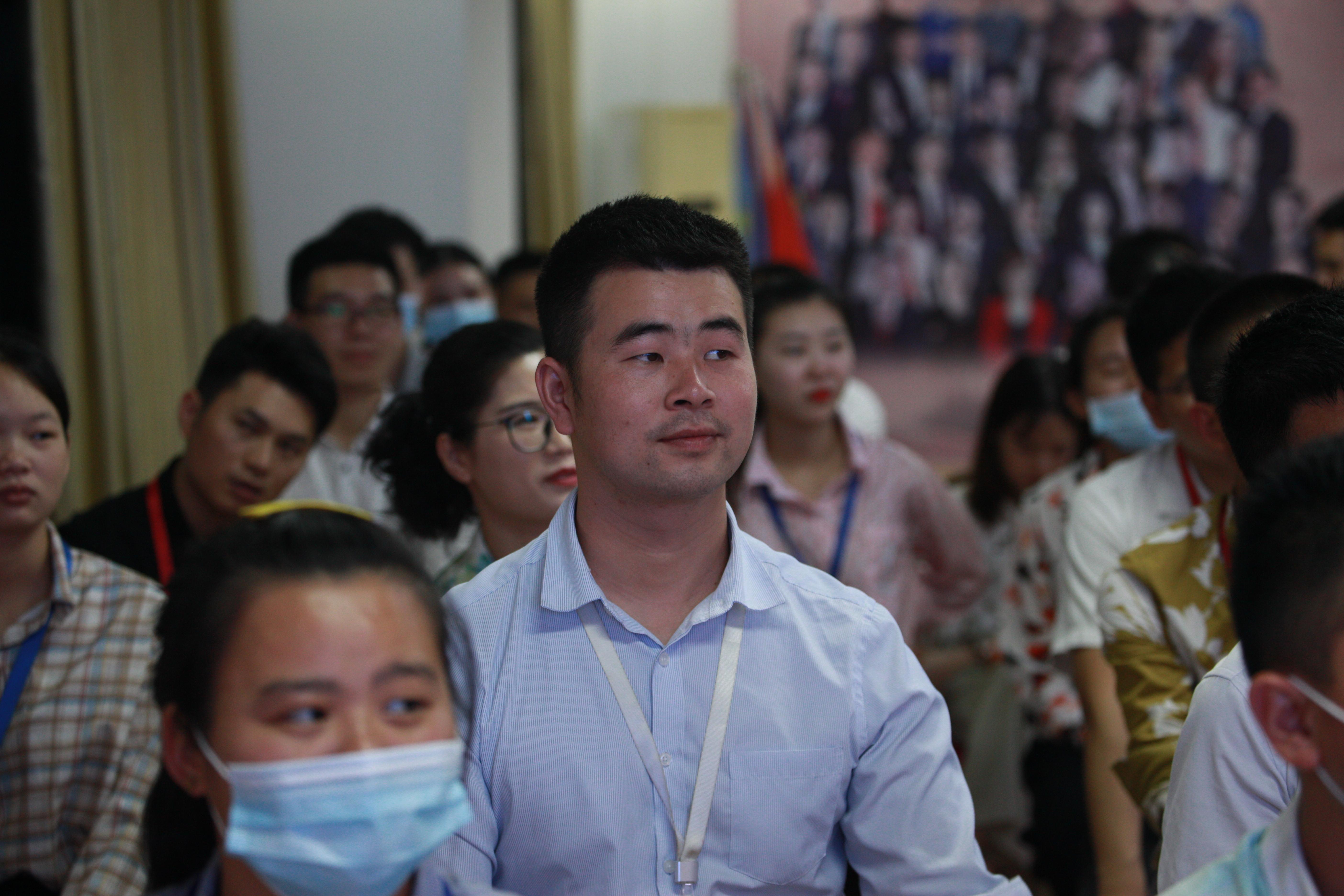 科略教育集团董事长秘书陈若曦:职场商务礼仪的重要性(图6) 员工社交礼仪培训_培训职场社交礼仪内容_职场社交礼仪培训