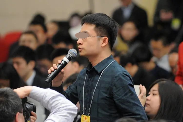 他喜欢用镜头捕捉生活中的点点滴滴(图2) 职场压力调查报告_职场压力调查问卷_职场压力调查