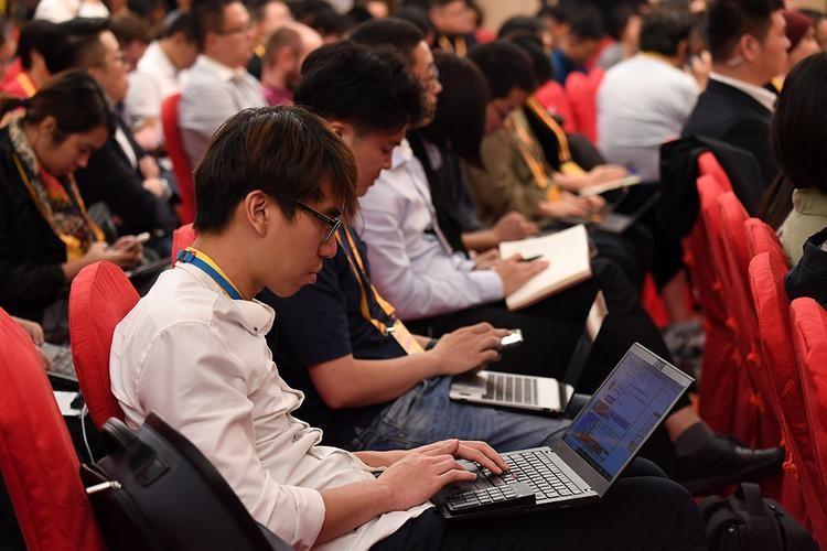 他喜欢用镜头捕捉生活中的点点滴滴(图8) 职场压力调查问卷_职场压力调查_职场压力调查报告