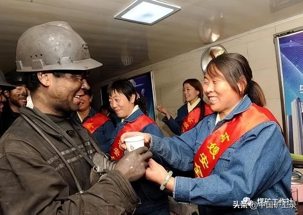 职场心理咨询 被领导潜规则_美女遭遇职场潜规_职场潜规则的电视剧