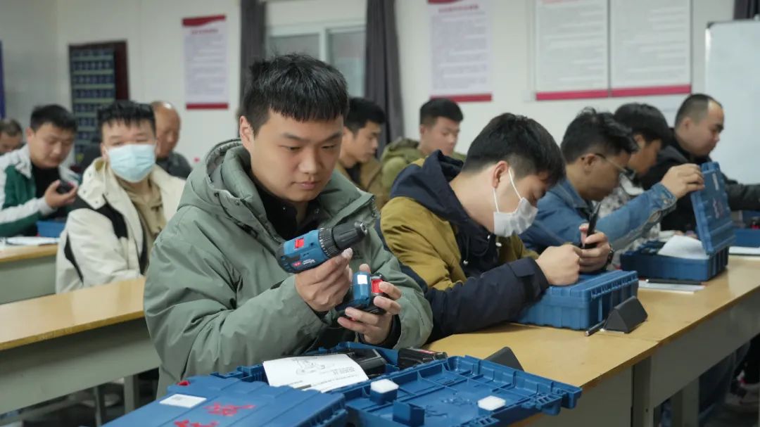 全屋定制家具安装工到底需要干什么?累不累呢?(图3) 家具安装工招聘信息网_家具安装招聘家具招聘信息_家具厂招聘安装工