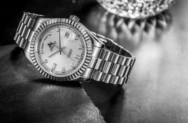 男人左手右手戴表_男生手表左手右手_职场男人手表应该左手还是右手