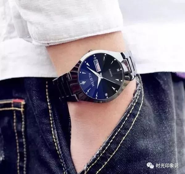 职场男人手表应该左手还是右手_表应该戴左手还是右手_月光石应该戴左手还是右手