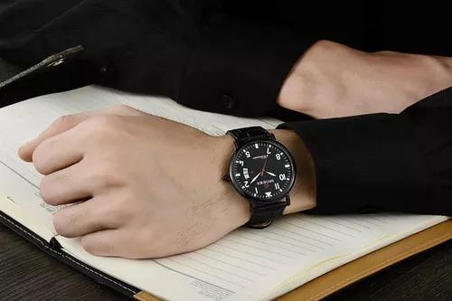 手表女士戴在左手还是右手_举手应该举左手还是举右手_职场男人手表应该左手还是右手