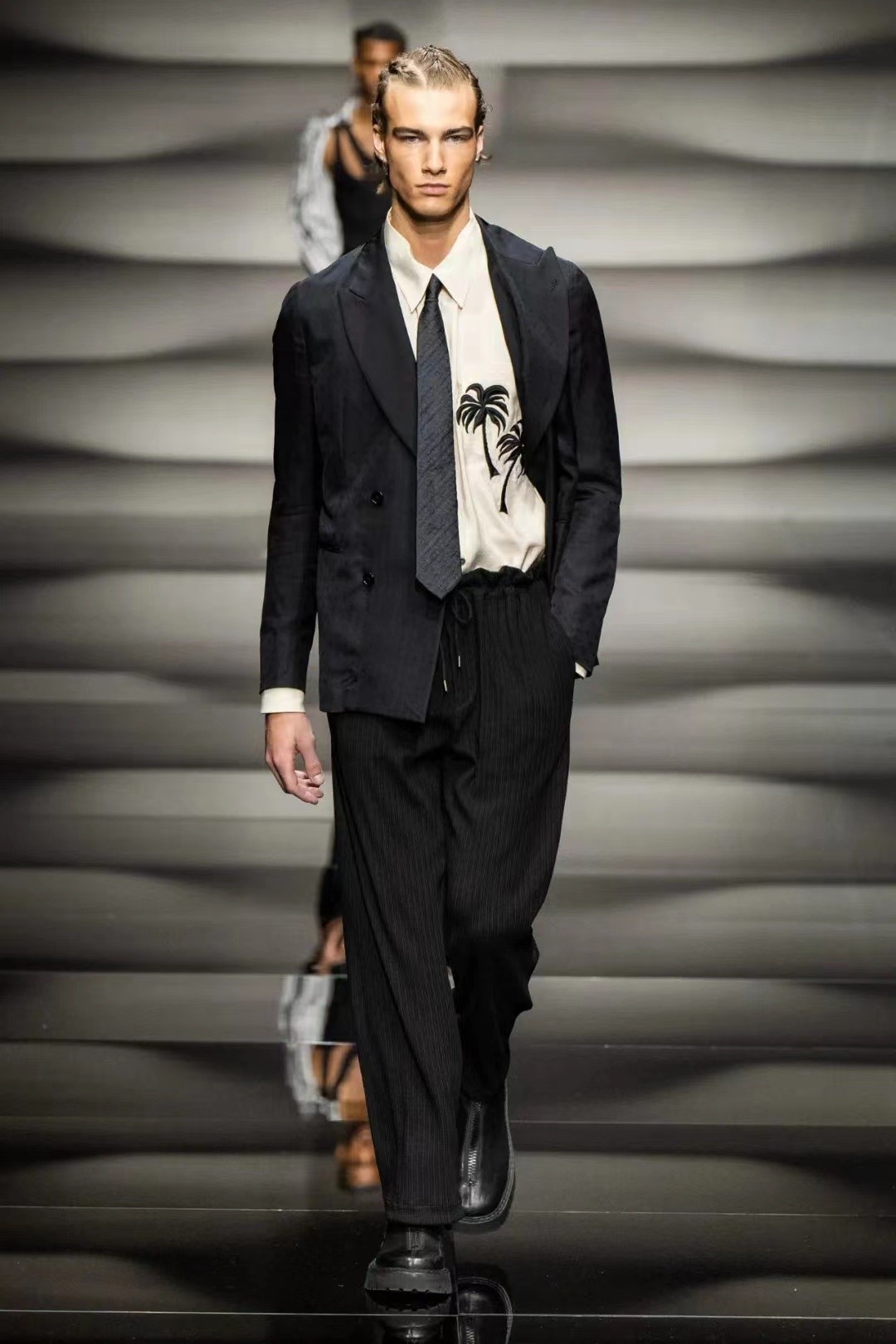 职场着装男人图片_职场男性着装的三个三原则_职场男人着装