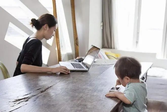 妈妈一个人带孩子影响_职场妈妈对孩子的影响_全职妈妈和职场妈妈