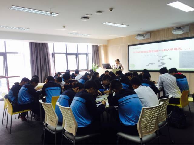 高一学生赴宁波市职业体验拓展中心进行“职场”体验(图2) 职场小说吧_职场新书_职场新鲜人小说