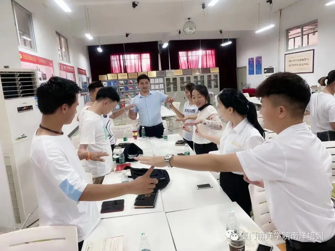 职场妆容禁忌_职场培训内容_职场妆容培训内容