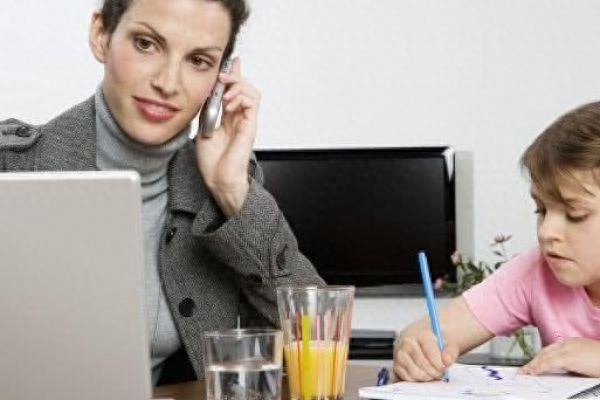 职场妈妈和孩子_职场妈妈孩子跟谁亲_职场妈妈孩子生病请假内疚