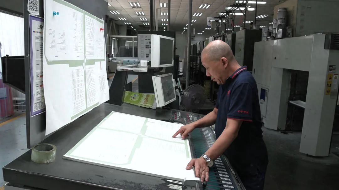 教材印刷大动作!沪版和全国统编版正火热出炉(图1) 上海印刷招聘_上海印刷厂8个小时招聘_上海印刷厂招聘印刷工