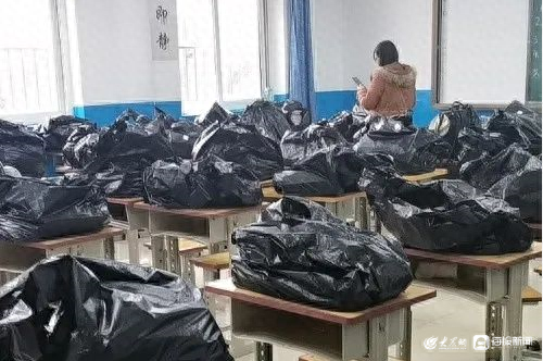 济南博文中学1213名学生学习资料“运”到校门口(图2) 博文中学招聘_博文高中招聘_博文学校教师招聘