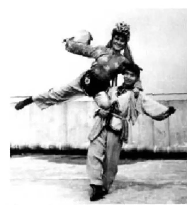 (非遗舞蹈介绍专栏)北京舞蹈学院民族民间舞蹈传承基地(图3) 淮南凤台花鼓灯创始人_凤台花鼓灯抢板凳_凤台花鼓灯调研