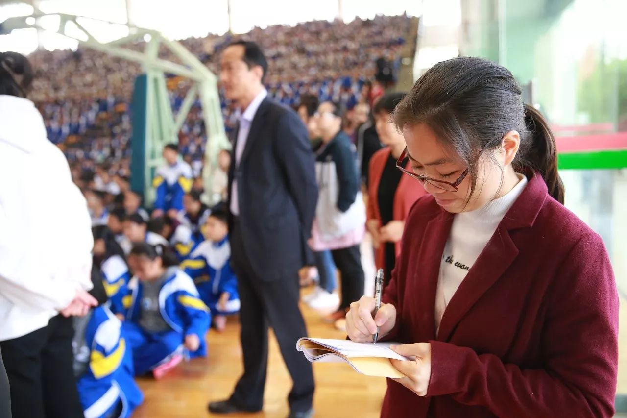 《超级演说家》总冠军刘媛媛来我校震撼开讲(图6) 刘媛媛超级演说家第一期_刘媛媛超级演说家个人简历_刘媛媛 超级演说家 简历