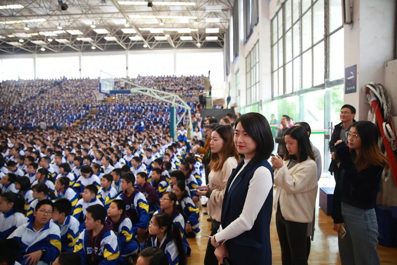 《超级演说家》总冠军刘媛媛来我校震撼开讲(图7) 刘媛媛 超级演说家 简历_刘媛媛超级演说家个人简历_刘媛媛超级演说家第一期