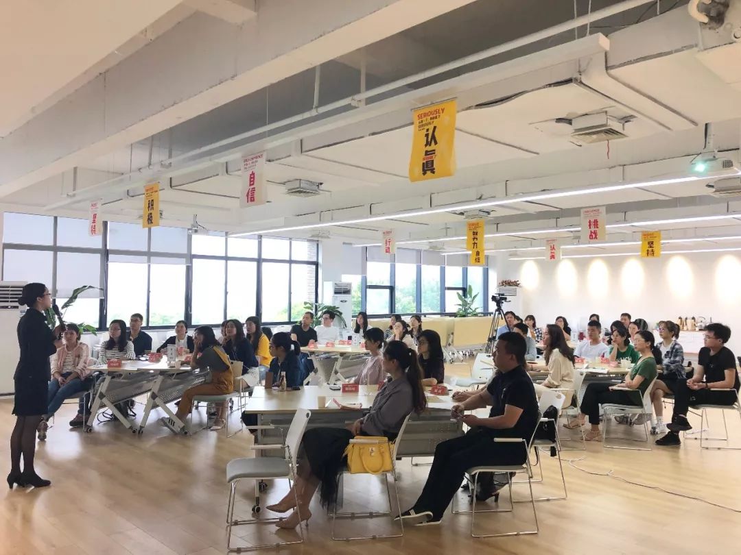 吉云教育集团公共管理支撑事业部特邀礼仪讲师来我司进行商务礼仪培训(图2) 职场接待乘车礼仪视频_职场接待乘车礼仪视频_职场接待乘车礼仪视频