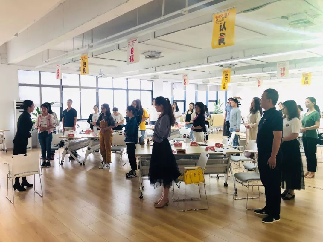 吉云教育集团公共管理支撑事业部特邀礼仪讲师来我司进行商务礼仪培训(图3) 职场接待乘车礼仪视频_职场接待乘车礼仪视频_职场接待乘车礼仪视频