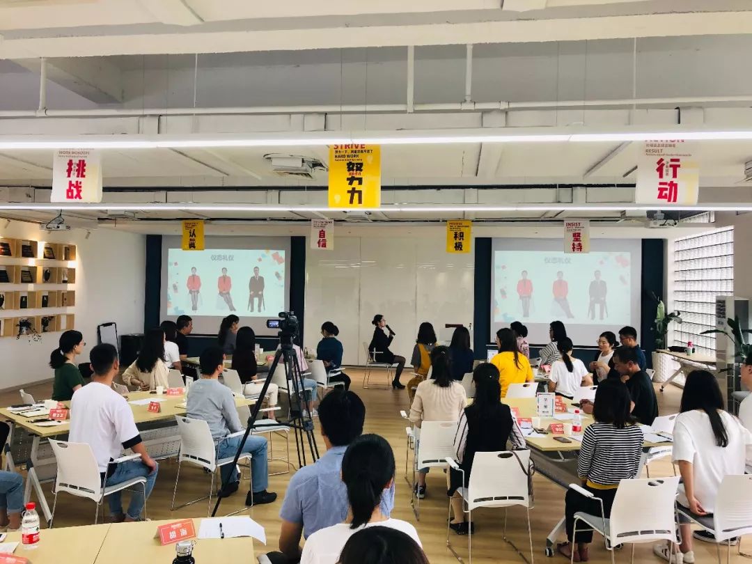 吉云教育集团公共管理支撑事业部特邀礼仪讲师来我司进行商务礼仪培训(图4) 职场接待乘车礼仪视频_职场接待乘车礼仪视频_职场接待乘车礼仪视频