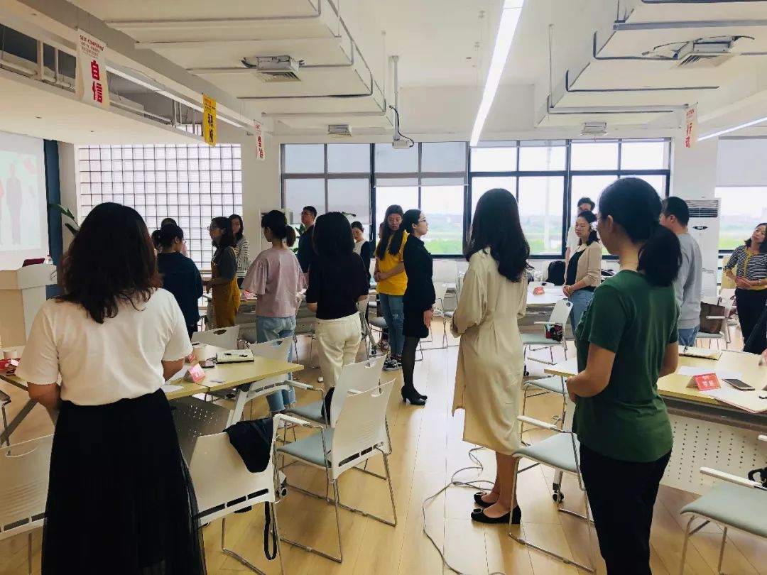 吉云教育集团公共管理支撑事业部特邀礼仪讲师来我司进行商务礼仪培训(图7) 职场接待乘车礼仪视频_职场接待乘车礼仪视频_职场接待乘车礼仪视频