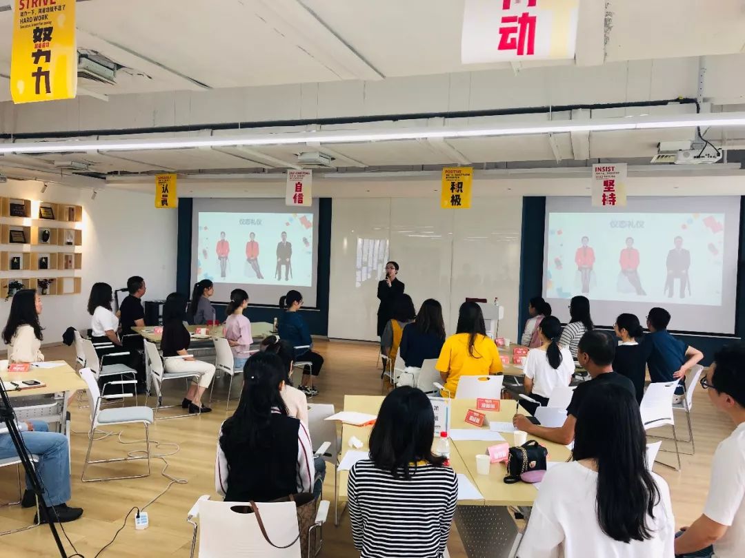 吉云教育集团公共管理支撑事业部特邀礼仪讲师来我司进行商务礼仪培训(图8) 职场接待乘车礼仪视频_职场接待乘车礼仪视频_职场接待乘车礼仪视频