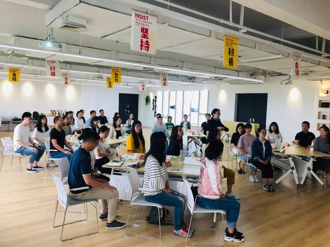 吉云教育集团公共管理支撑事业部特邀礼仪讲师来我司进行商务礼仪培训(图9) 职场接待乘车礼仪视频_职场接待乘车礼仪视频_职场接待乘车礼仪视频