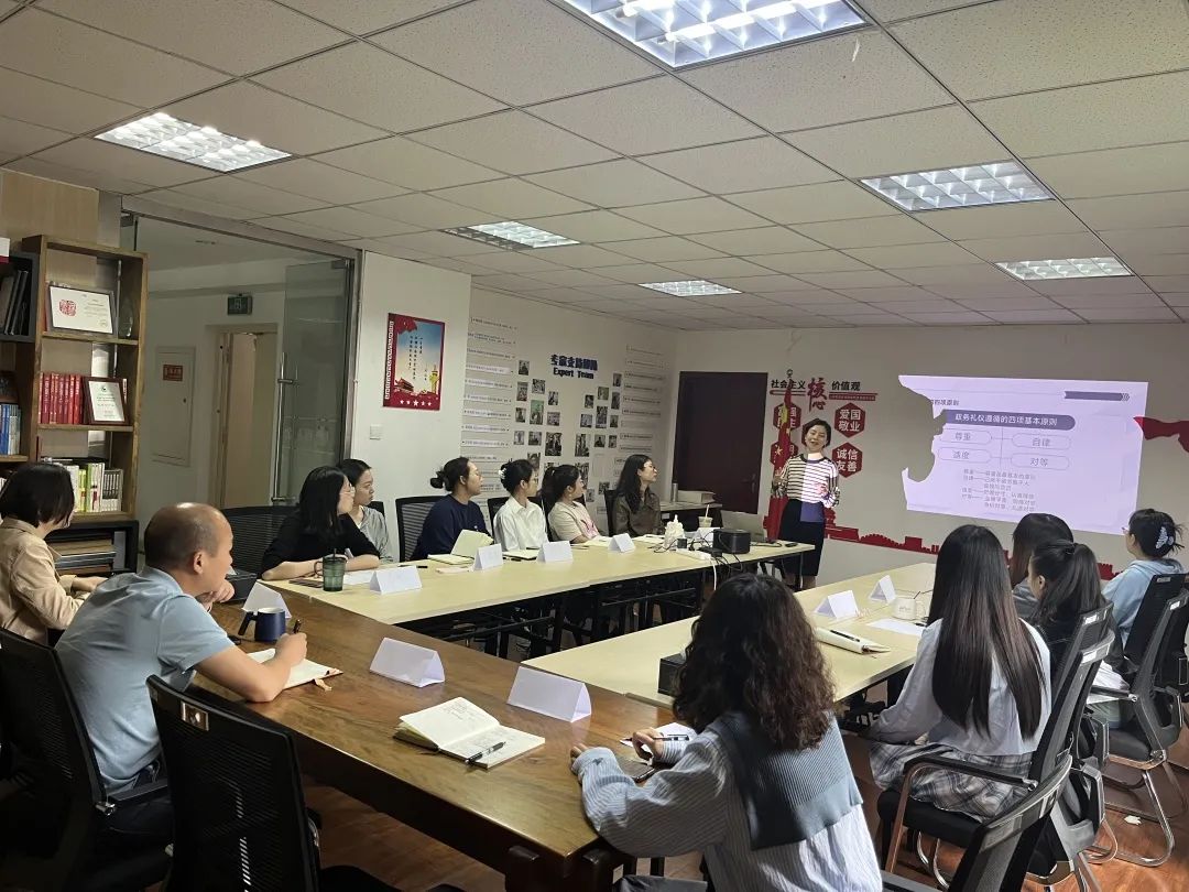 职场中的乘车礼仪_职场接待乘车礼仪视频_乘车接待礼仪有哪些注意事项