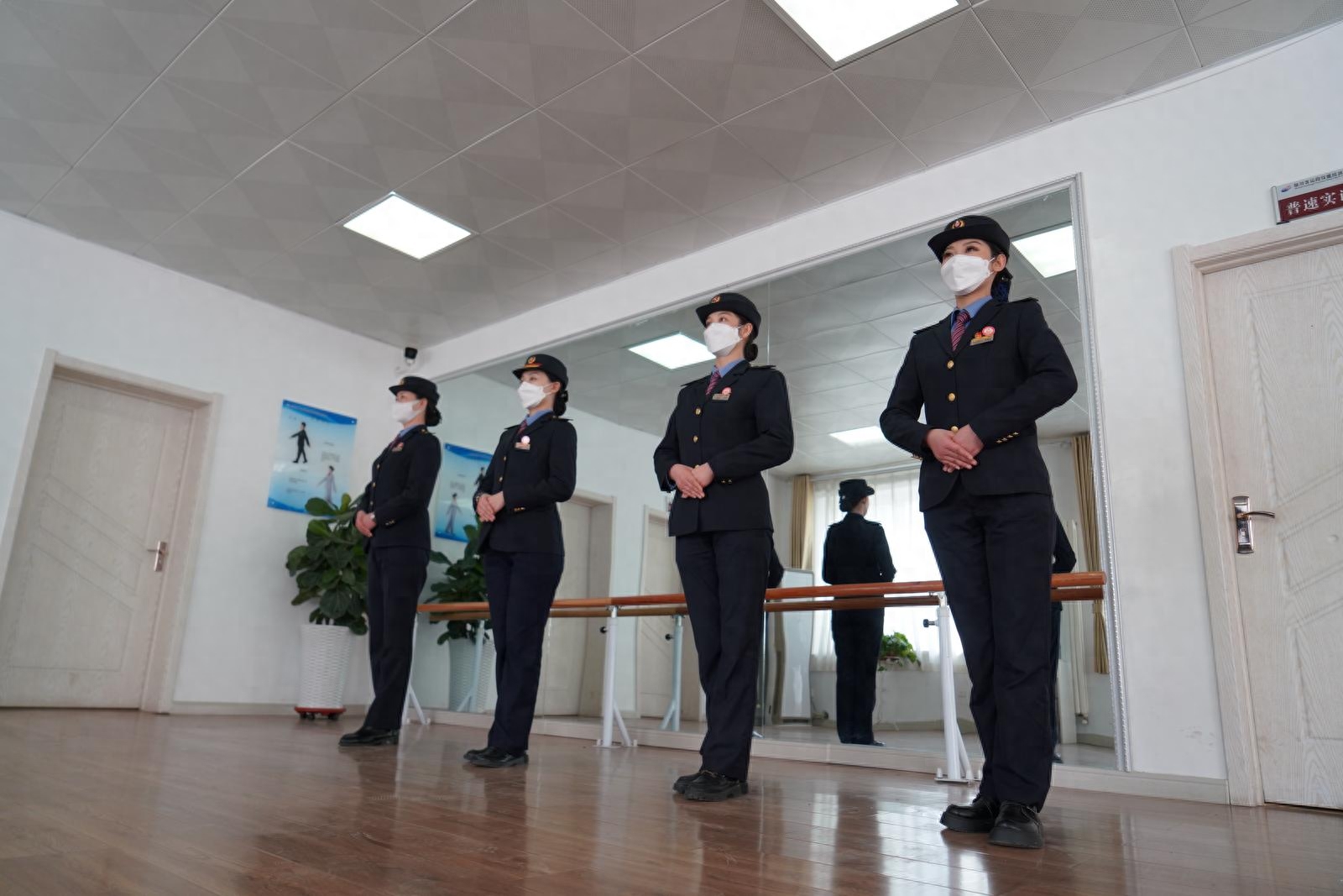 动车员招聘乘务要求高吗_动车乘务员招聘要求_动车乘务员招聘需要什么条件