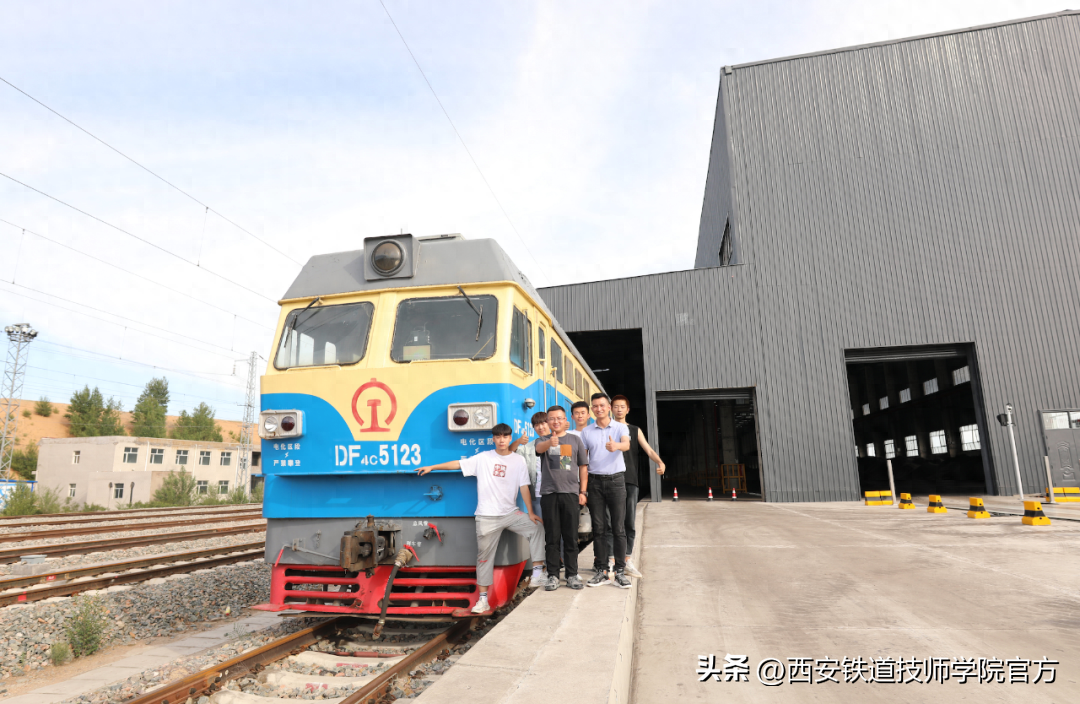 西安铁道技师学院机车乘务员(火车司机)集训班理论考试选拔顺利举行(图1) 招聘动车乘务员工作轻松_动车员招聘乘务要求有哪些_动车乘务员招聘要求