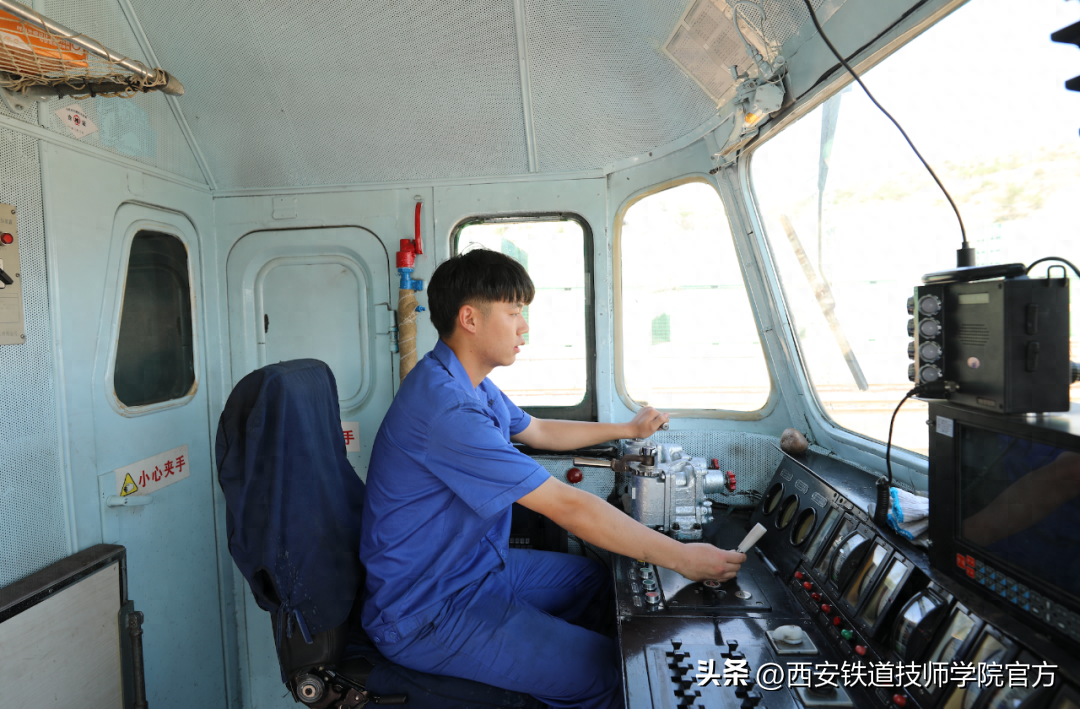 西安铁道技师学院机车乘务员(火车司机)集训班理论考试选拔顺利举行(图3) 招聘动车乘务员工作轻松_动车乘务员招聘要求_动车员招聘乘务要求有哪些