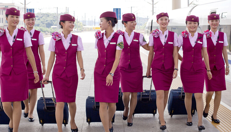 高铁乘务员是什么原因让她们离职纷纷?(图1) 招聘动车乘务员工作轻松_动车乘务员招聘要求_动车员招聘乘务要求有哪些