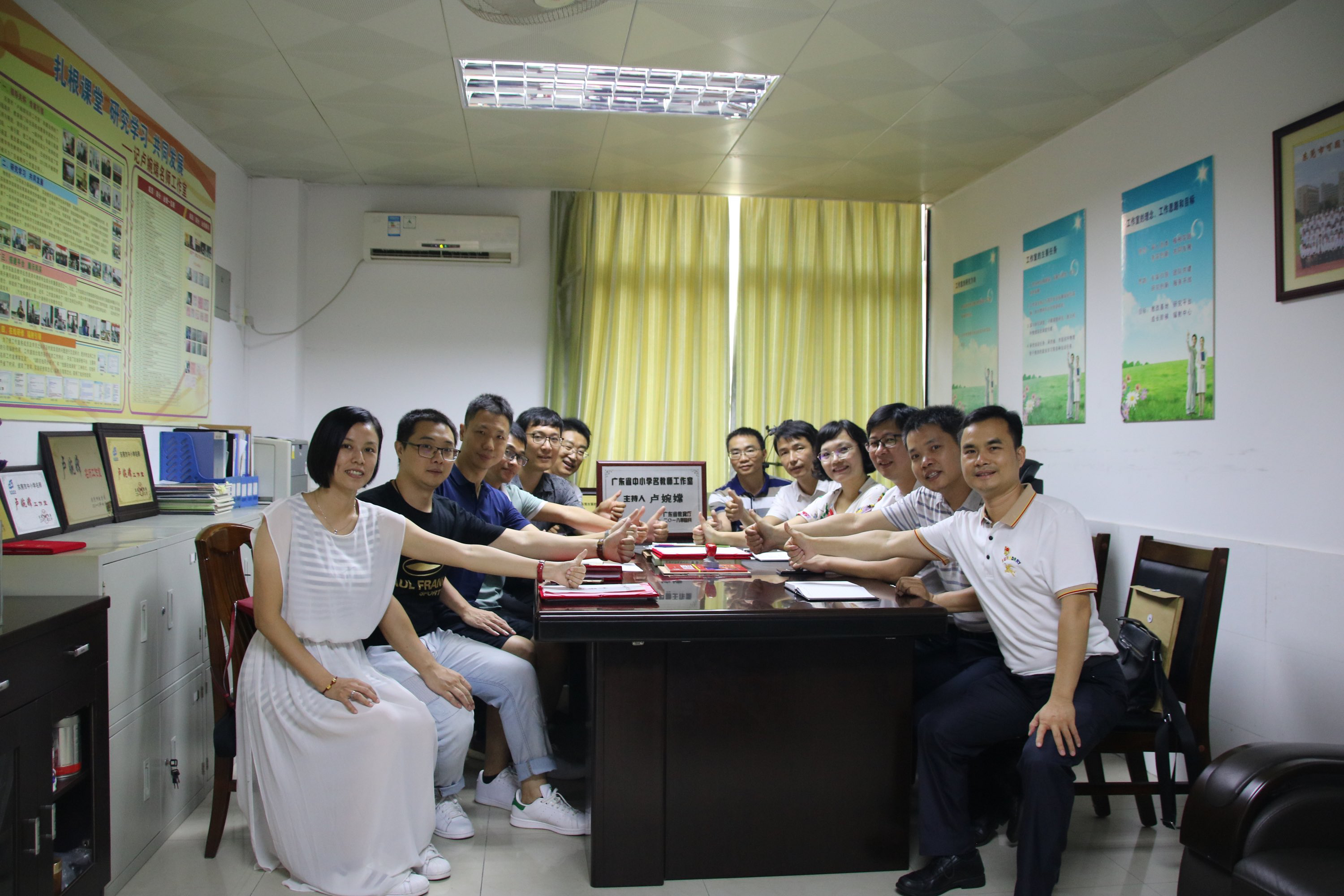 松山湖实验中学校徽及校名学校地处国家级高新科技园(图1) 东莞松山湖学校招聘_东莞松山湖学校招聘_东莞松山湖学校招聘