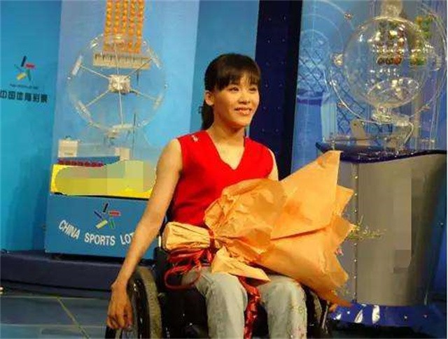 体操运动员桑兰在轮椅上生活22年由于事故高位截瘫(图1) 桑兰老公黄建简历_桑兰老公黄建简历_桑兰老公黄建简历