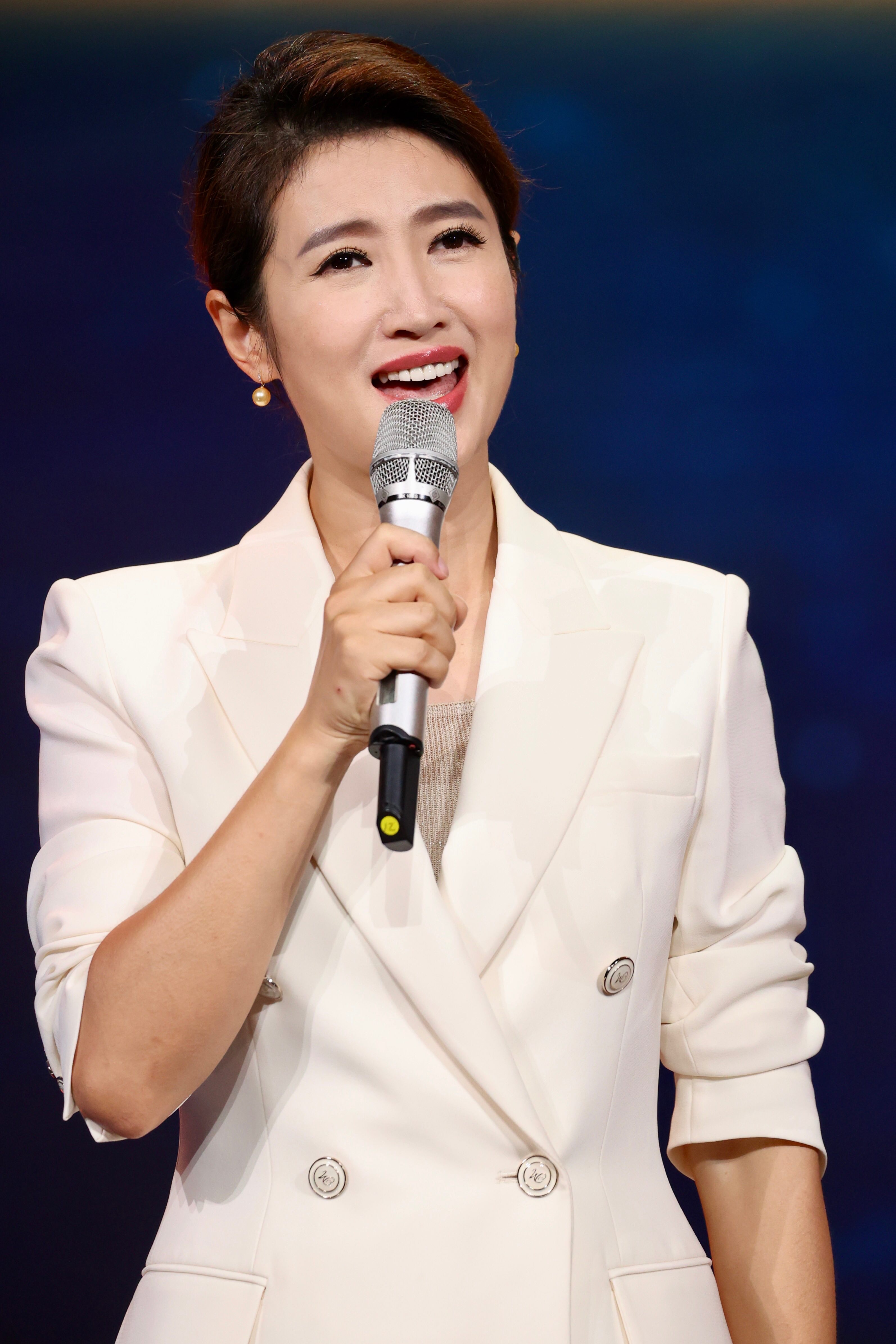 央视主持人方琼简历_简历央视主持方琼人是谁_央视主持人方琼原名